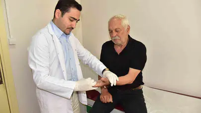 70 yaşında mucizevi kurtuluş: Motorlu testerenin kopardığı parmağına yeniden kavuştu