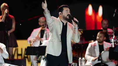 Serkan Kaya’dan Manisa’da büyük sürpriz: Yeni şarkısını ilk kez sahnede açıkladı