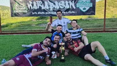 Kızılçukur’da bayram coşkusu sahaya taştı: Şampiyonluk kupası Saint Germain’in ellerinde yükseldi