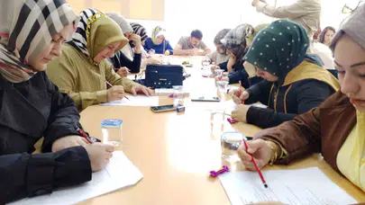 Çocuklarının sınav stresini anlamak için sıraya girdiler: Karne heyecanını bu kez anne babalar yaşadı
