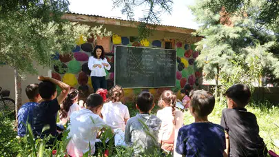 Diyarbakır’da Sıra Dışı Eğitim: Köy Okulunda Dört Duvar Yıkıldı, Doğa Sınıf Oldu