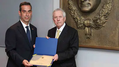 Sarı lacivertlilerde yeni dönem resmen başladı: Aziz Yıldırım görevine döndü