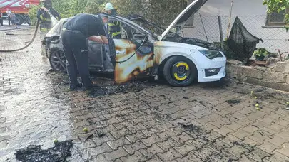 Antalya'da korku dolu anlar: Seyir halindeki otomobil küle döndü