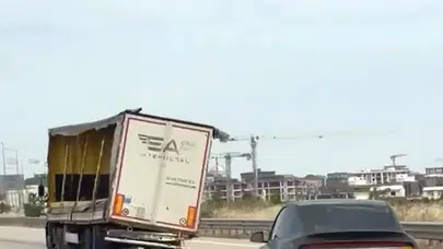 Bursa trafiğinde yürekleri ağza getiren anlar: Dev tır yan yatarak kilometrelerce ilerledi