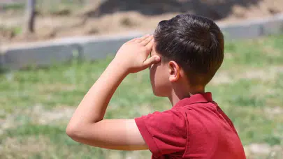 Okul bahçesinde başlayan gerilim parka taştı: 10 yaşındaki çocuğa veli şiddeti