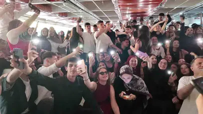 Sınav stresini Boğaz’ın serin sularında attılar: Ümraniyeli gençlerden unutulmaz mezuniyet