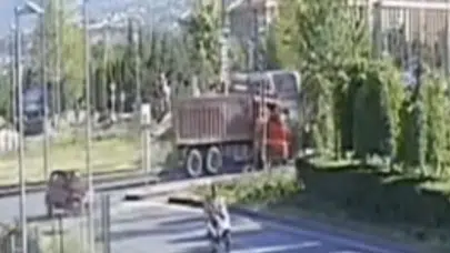 Kayseri'de korkutan kaza: Tramvay ile kamyonun çarpışma anı saniye saniye görüntülendi