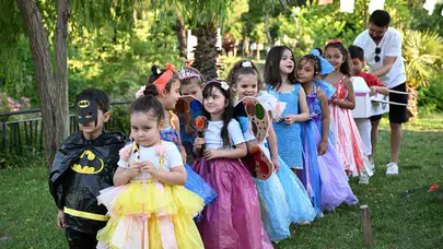 Çöpe gidecekler podyumu salladı: Minik tasarımcıların geri dönüşüm şovu
