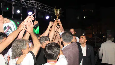 Beyşehir’in gururu meydanlara taştı: Tormet Üzümlüspor şampiyonluğu böyle kutladı
