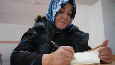 45 yaşında üniversite sıralarına döndü: "Sınıfın annesi" azmiyle gençlere taş çıkartıyor