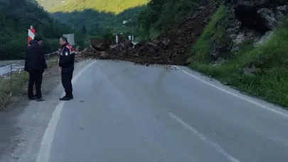 Trabzon-Bayburt hattında ulaşım durdu: Dağdan kopan kütleler yolu trafiğe kapattı