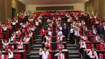 Başkan Yıldırım’dan minik sanatçılara teknoloji desteği: 120 öğrencinin yüzü güldü