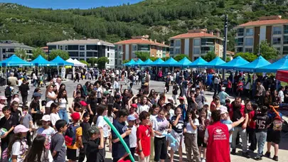 Menteşe’de miniklerin bayramı: Gönüllü gençler okul bahçesini oyun alanına çevirdi