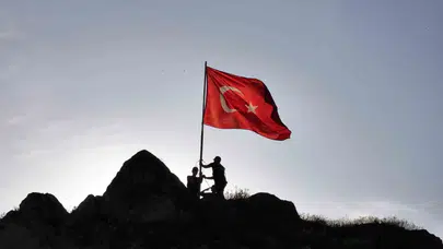 Sivas’ın zirvesinde 8 asırlık gurur: Zorlu tırmanışın ardından ay-yıldız yeniden göklerde