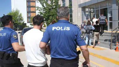 Kuyumcuları hedef alan sahte altın şebekesine suçüstü: Adliye yolunda gazetecilere tepki gösterdiler