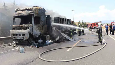 Denizli’de korku dolu anlar: Beyaz eşya yüklü tır alev topuna döndü, tarlalar küle döndü