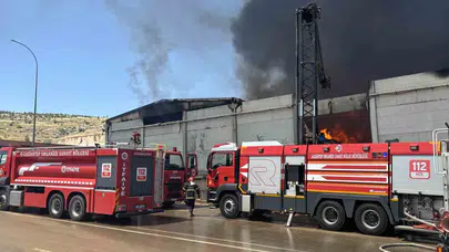 Gaziantep’te sanayi bölgesinde korkutan yangın: Ekipler alevleri kontrol altına almak için seferber oldu