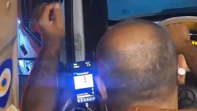 Direksiyon başında pes dedirten ihmal: Yolcu taşıdığını unuttu, videoya daldı