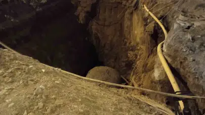 Ataşehir’de korku dolu anlar: Taksi şantiyeye daldı, doğal gaz hattı tehlike atlattı