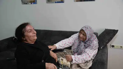 30 yıllık ayrılık gözyaşlarıyla bitti: Anne kızın duygusal kavuşması