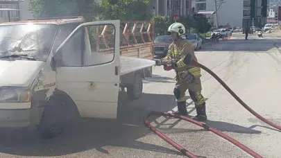 Saniyeler içinde küle döndü: Samandağ’da yürekleri ağza getiren araç yangını
