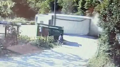 Ölümle burun buruna geldi: Servis bekleyen öğrenciyi saniyeler kurtardı