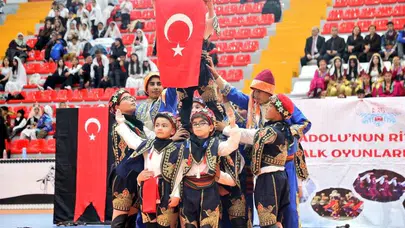Kars’ta Anadolu rüzgarı esti: 923 öğrenci kültürel miras için sahnede buluştu