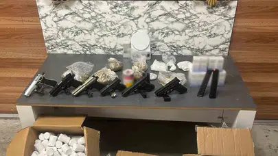 Zeytinburnu’nda zehir tacirlerine ağır darbe: Cephanelik gibi evden 60 bin hap çıktı