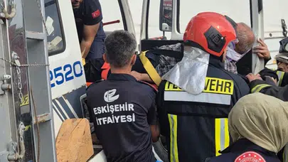 Eskişehir’de dehşet anları: Kamyon kazasında hurdaya dönen araçta yaşam savaşı