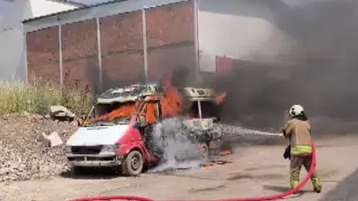 Sanayi sitesinde korku dolu anlar: Minibüs alevlere teslim oldu