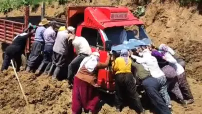 Yayla yolunda imkansızı başardılar: Kamyoneti çamurdan elleriyle çıkardılar