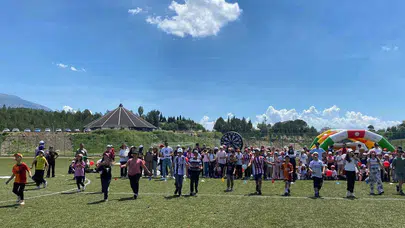 Şaphane’de gökyüzü uçurtmalarla renklendi: Geleneksel oyunlar çocukları mest etti