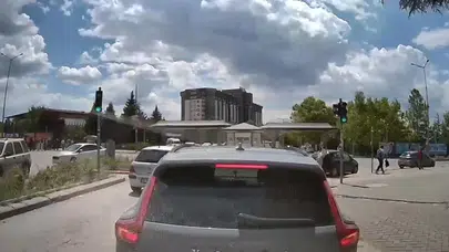 Trafik ışığında sabırları taşıran anlar: Yeşil yandı ama o yerinden kıpırdamadı