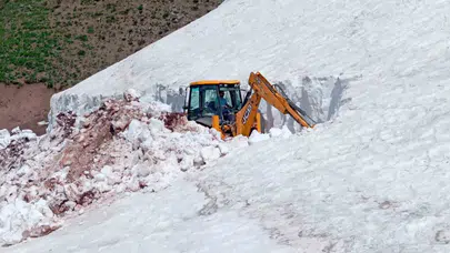 Takvimler yazı gösterse de Tunceli'de kış bitmiyor: Haziran ayında kar mesaisi