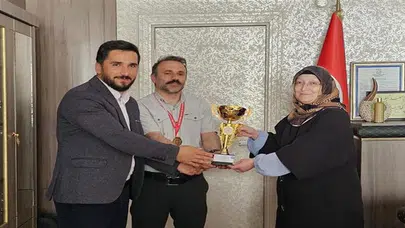 Minberden raketin başına: Din görevlileri Hakkari’de şampiyonluk kupasını havaya kaldırdı