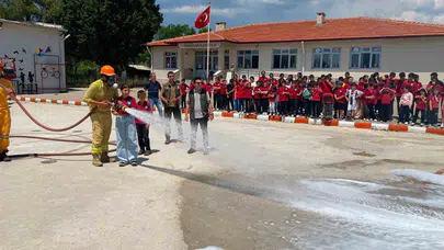 Minik eller yeşil vatan için iş başında: Denizova'da yangınla mücadele eğitimi