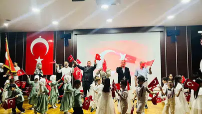 Miniklerden dev performans: İstiklal Marşı’nı ezbere okudular, salonu ayağa kaldırdılar