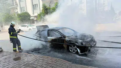 Antalya’da korku dolu anlar: Seyir halindeki otomobil bir anda patlamalarla küle döndü