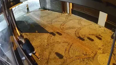 Saraçlar Caddesi’nde şok eden görüntü: Çocuk yaştaki hırsızlar saniyeler içinde dükkanı boşalttı