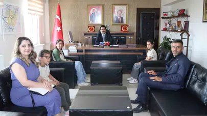 Tomarza’nın küçük kitap kurtları zirveye yerleşti: Kaymakam Eser’den anlamlı ödül
