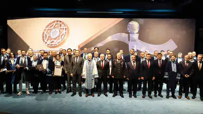 Bilimin zirvesindeki isimler NEÜ’de buluştu: Başarı plaketleri sahiplerini bekletmedi