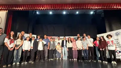 Sahne tozunu yutan Gerzeli yetenekler: Sınav haftasının stresi tiyatroyla dağıldı