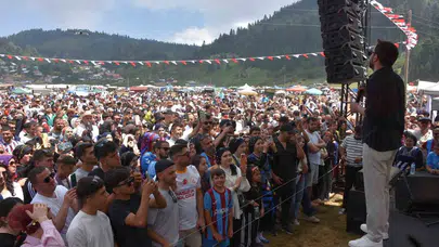 25 bin kişi Çiğdem Yaylası'nda buluştu! Horonla Karadeniz coşkusu zirveye çıktı