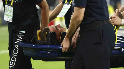 Fenerbahçeli Kerem Aktürkoğlu kafa travması nedeniyle hastaneye kaldırıldı