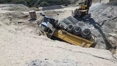 Arnavutköy'deki hafriyat kamyonu devrildi, sürücü hastaneye kaldırıldı