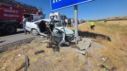 Direksiyon hakimiyetini kaybetti, levha direğine çarptı! Otomobil hurdaya döndü