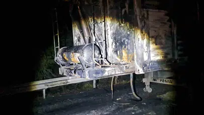 Diyarbakır'da yangın riskini artıran tır alev aldı