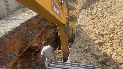 Tuzla Tepeören'de kanalizasyon kazısı sırasında toprak kayması paniği