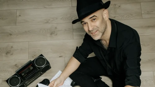 Murat Evgin hem sesi hem de aranjmanı ile Pluribus'da