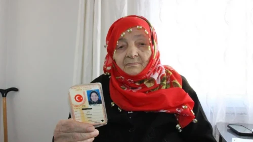 Trabzon’da 102 yaşındaki Meryem Nine evinde kimliğine kavuştu